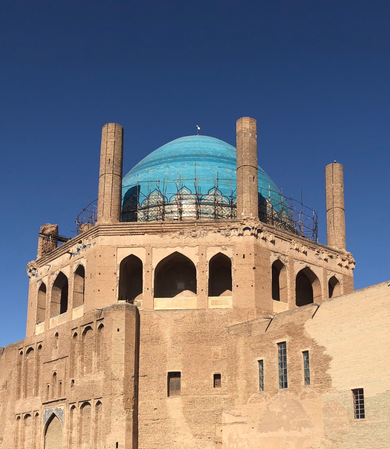 اختصاص ۳۰ میلیارد تومان برای مرمت گنبد سلطانیه؛ داربست‌های قدیمی جمع‌آوری می‌شود - فرهنگ و هنر